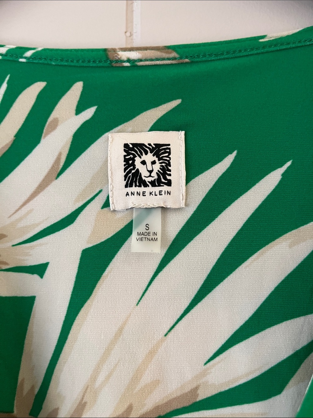 Anne Klein Green Tropical Print Sleeveless Wrap Top - Picture 2 of 9